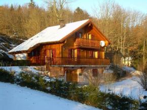 Chalet confortable avec 4 chambres, cheminée, grand terrain, proche pistes et lac - FR-1-589-107
